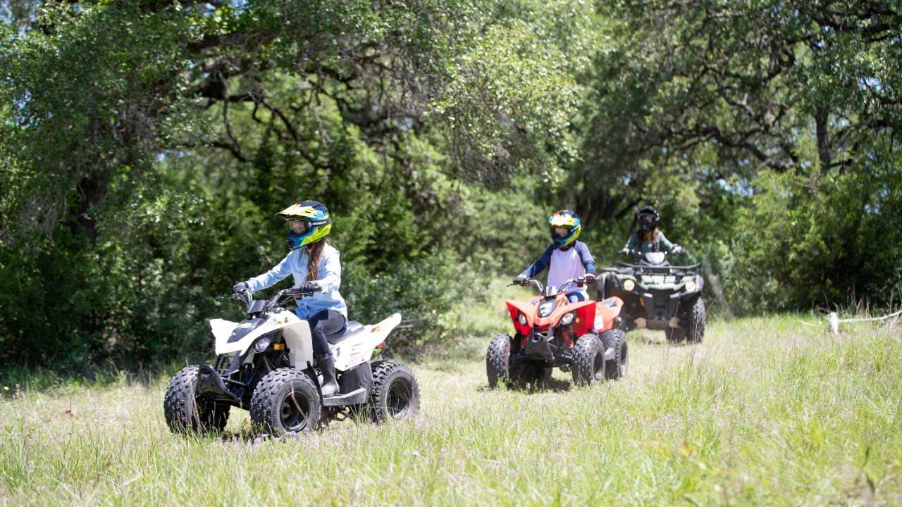 ds-70-white-ds-90-can-am-red-outlander-dps-570-green-group-ride-trail-2.jpg